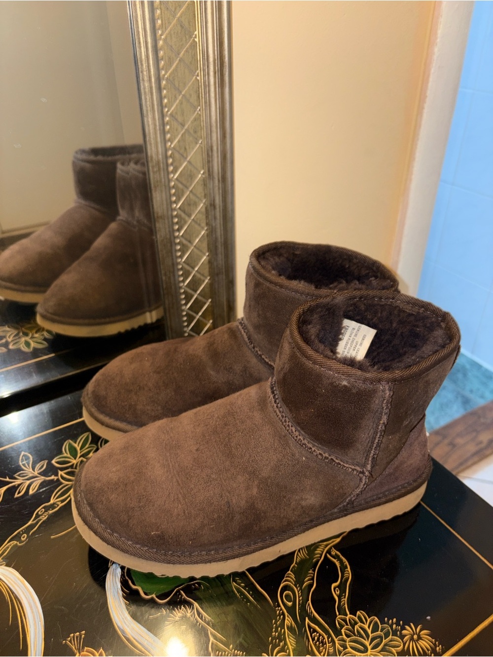 “UGG Classic Mini boots”-SZ 8 in EUC (Worn Twice)!!